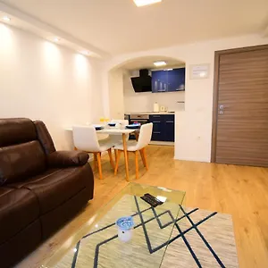 Veronique Apartman
